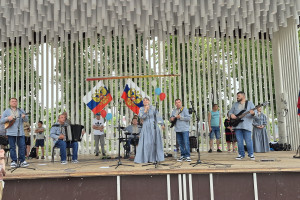 Праздничный концерт народного эстрадного ансамбля 